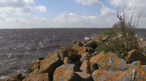 Waves hitting shoreline Stockbeeldmateriaal 10909666