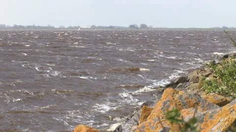 Waves hitting shoreline Stockbeeldmateriaal 10909677