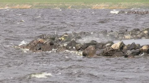 Waves hitting shoreline Stockbeeldmateriaal 10909703