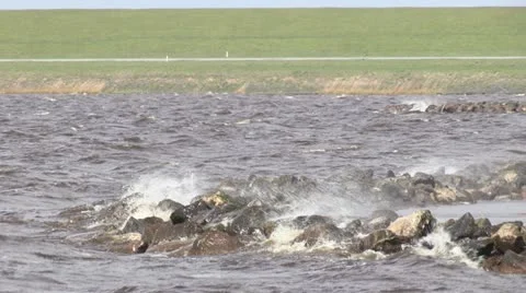 Waves hitting shoreline Stockbeeldmateriaal 10909704