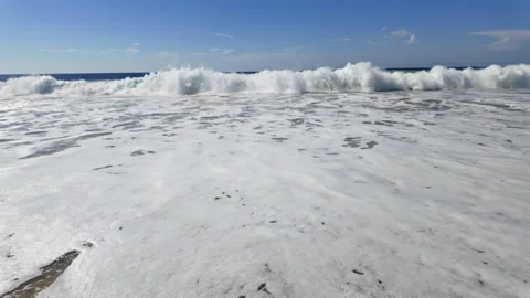Waves hitting the shores on a beach Vídeo Stock 265173139