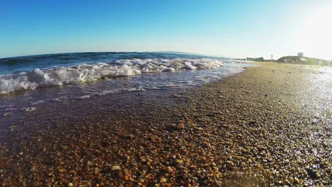 Waves incident on the sandy shore at sunset 库存影片 104252845