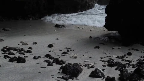 Waves inside an Indonesian Cave Vidéo 77558695