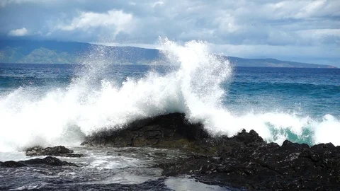 Waves at Ironwoods beach Видео 109079403