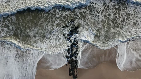 Waves on the Jetty 動画素材 194439006