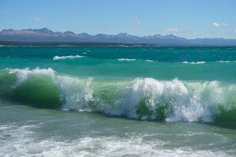 Waves in the lake with a view of mountain Foto stock
