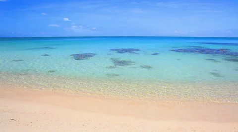 Waves landing on sandy beach Stock-Footage 4274412