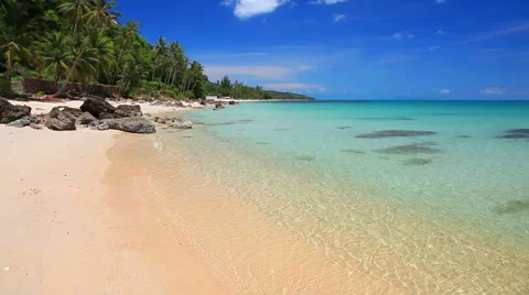 Waves landing on sandy beach Video stock 4280167