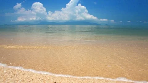 Waves landing on sandy beach Stock-Footage 11429710