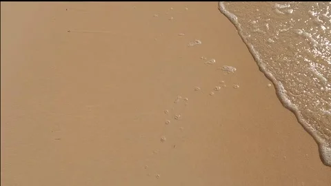 Waves lapping across a golden sand beach under the bright tropical sun Video stock 240412136