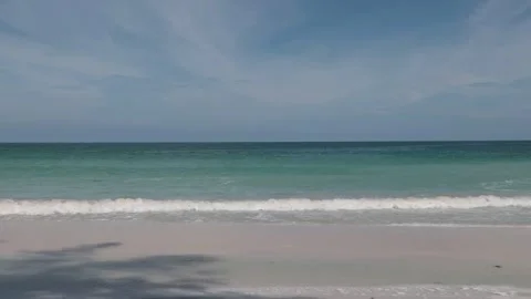 Waves lapping against beach with blue sky, Haad Rin Beach, Ko Pha Ngan, Thailand 스톡 동영상 262491581