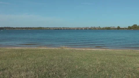 Waves Lapping Against Lake Shore 库存影片 894505