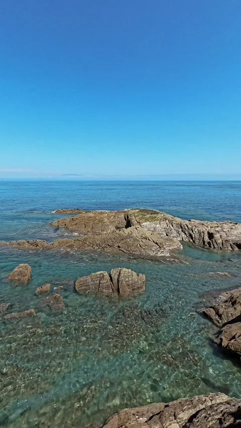 Waves lapping against the rocks 스톡 동영상 281106902