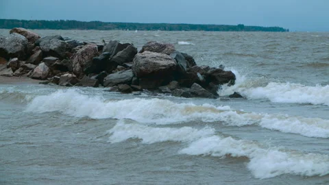 Waves lapping against rocky shore in slow motion 動画素材 289734737