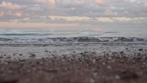 Waves Lapping Pebble Sand Beach during Winter Sunset Vídeo Stock 224740485