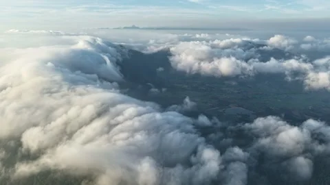 Waves of Mist: Epic Mountain Cloud Timelapse 스톡 동영상 342216559