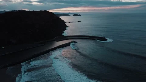 Waves in the north bay with the cliffs and the sunset in the background. Stock Footage 193533528