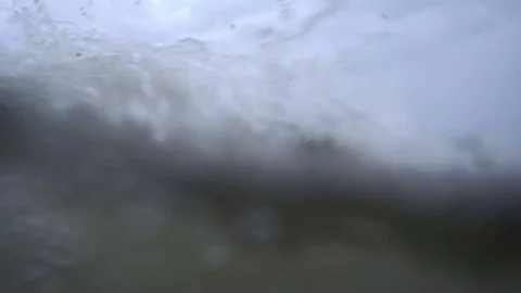 Waves on the ocean. The camera goes under water. 库存影片 80889981