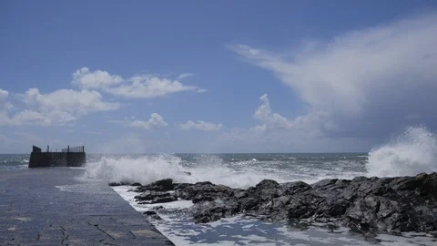 Waves over breakwater 01 Vídeos de archivo 89499172