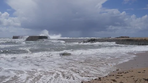 Waves over breakwater Vídeos de archivo 89511637
