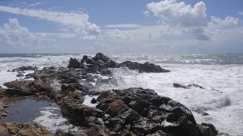 Waves over rocks Vídeos de archivo 89511643