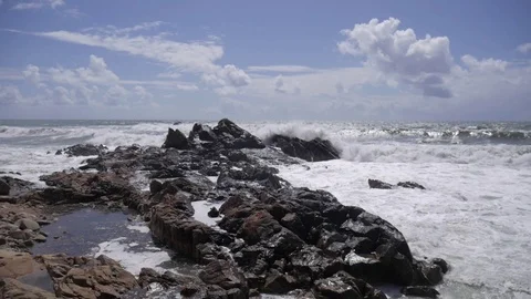 Waves over rocks slow motion Vídeos de archivo 89518381