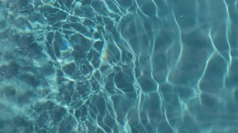 Waves reflection in a pool. 库存影片 137803184
