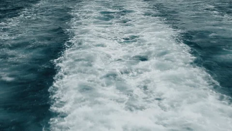 Waves remaining after the cruise ship 스톡 동영상 103050708