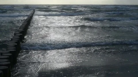Waves rinse to the beach on the baltic sea in slow motion Video stock 142084680