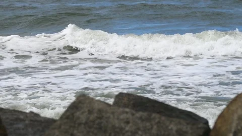 Waves rinse to the beach on the baltic sea in slow motion Video stock 142590036