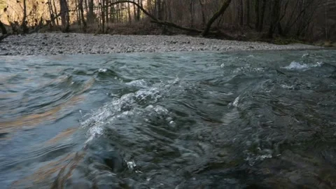 Waves on the river steyr on a cold morning in february 库存影片 148780219
