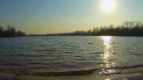 Waves on the river in the sunshine (Slow). 스톡 동영상 36590668