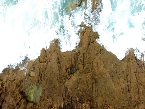 Waves on the rocks 스톡 동영상 73425815