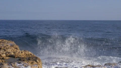 Waves on rocks  Vídeos de archivo 76865387