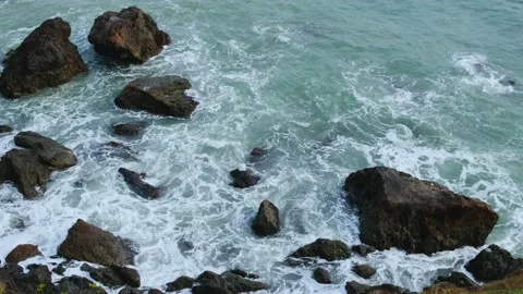 Waves on the rocks 스톡 동영상 194526584