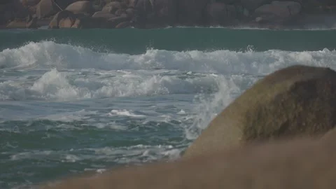 Waves on the rocks Video stock 198192933