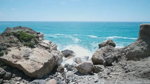 Waves on the rocks in Italy 库存影片 143484634