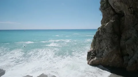 Waves on the rocks in Italy 库存影片 143484636