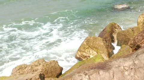 Waves on rocks L 스톡 동영상 10719687