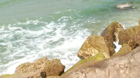 Waves on rocks R 스톡 동영상 10719694