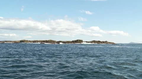 Waves on the rocks of a seals resting place Video stock 11528208