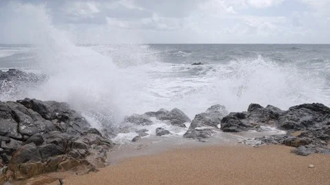 Waves on rocky beach Vídeos de archivo 89500043