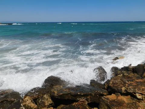 Waves on the rocky coast. fig tree beach. Protaras. Ayia Napa. Cyprus. Foto stock