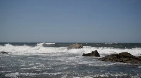 Waves on Rocky Shore Vídeo Stock 48870935