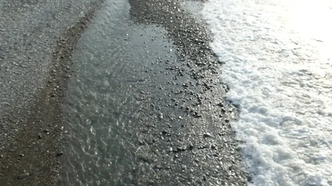 Waves roll ashore. Video stock 128798332