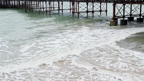 Waves roll in at high tide Stock-Footage 251380331