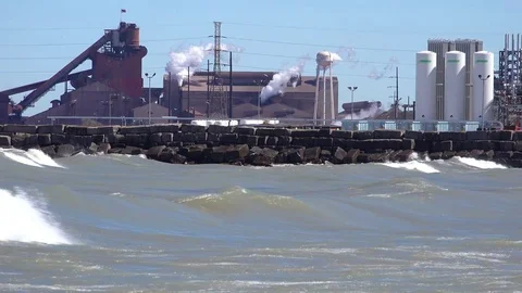 Waves roll in near a highly polluted industrial area on Lake Michigan near Gary, Vidéo 79499018