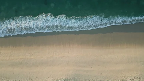 Waves roll on the sandy shore Aerial top down view 库存影片 244292099