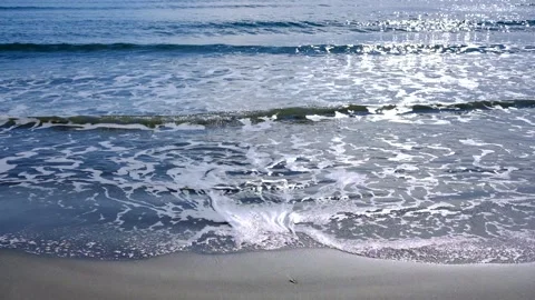 The waves roll onto the sandy shore of the beach slowly Video stock 144586982