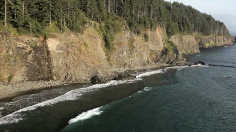 Waves Roll Into Shore Along Rugged Oregon Coast - Pacific Northwest 動画素材 835960